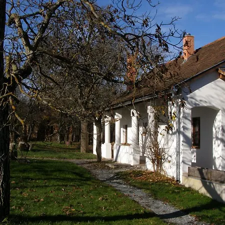 őrségi Tornácos Pensión *